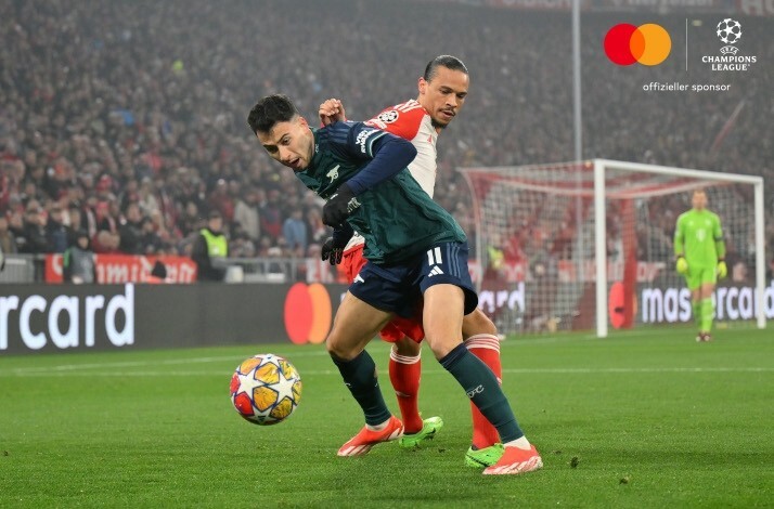 Arsenal and Bayern München players photographed during UEFA match.