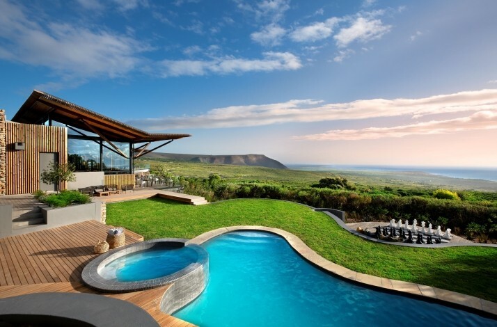 A nice cottage with swimming pool in the edge of valley at Garden Lodge in Grootbos Nature Preserve.