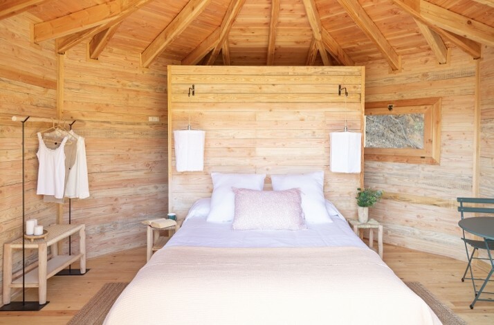 Indoor of a room of Nits de Bosc, white and clean bed