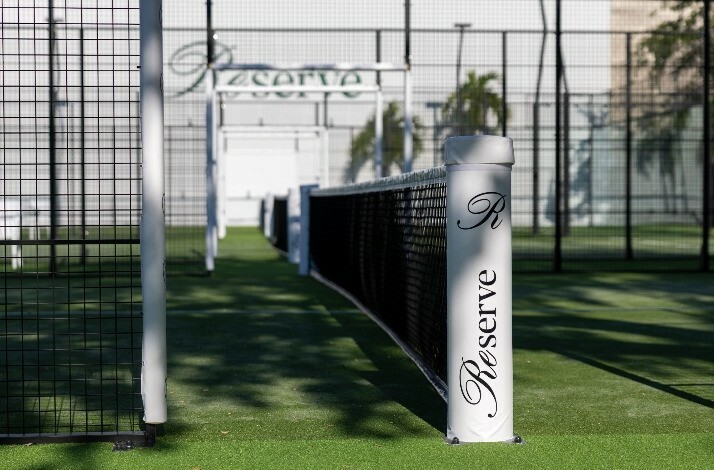 Tennis court at Reserve Padel.
